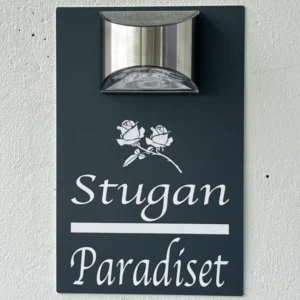 Personlig hus-skylt i elegant grå design